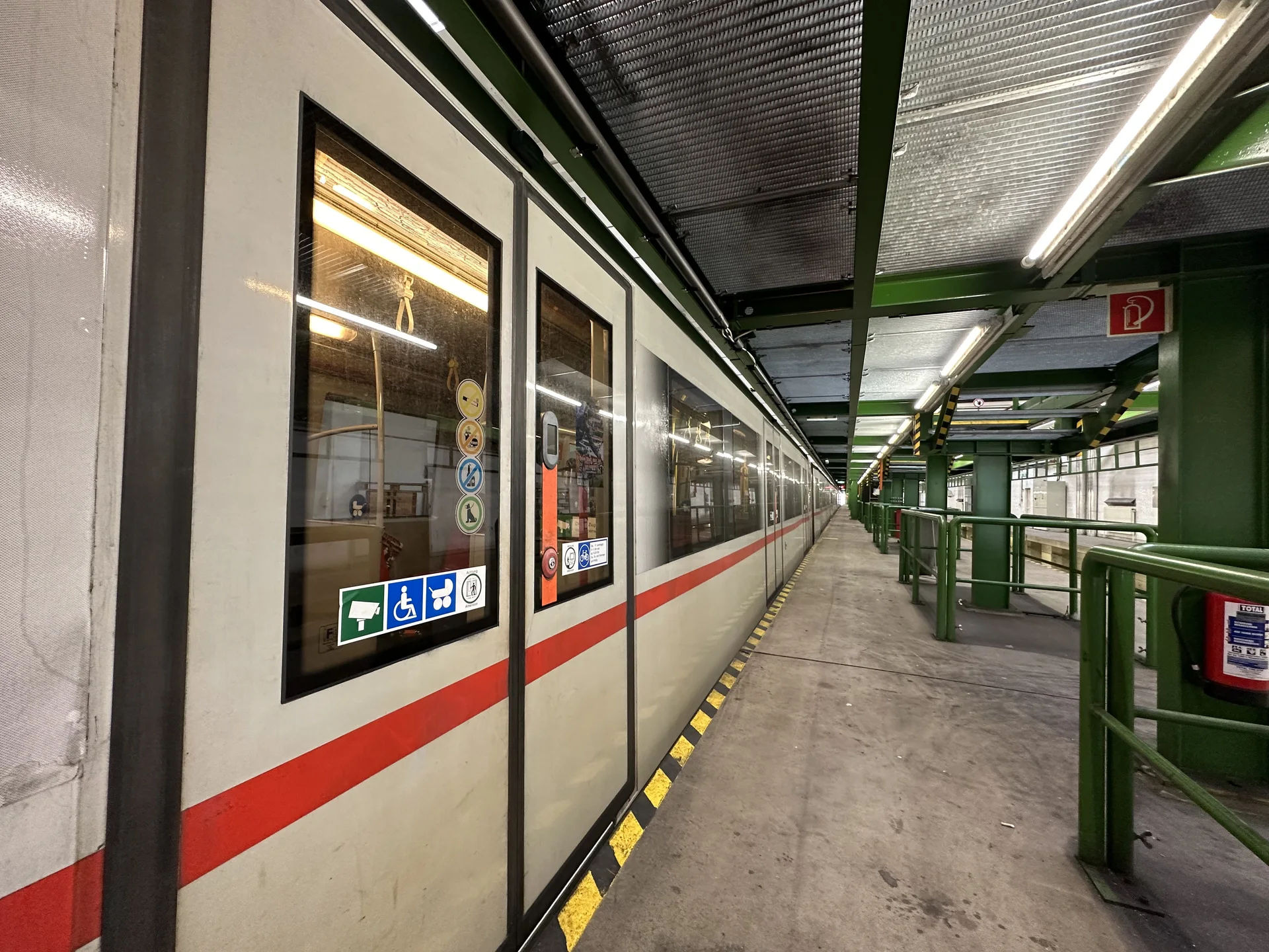 V-Zug der Wiener Linien in einer Werkstatthalle, eigenes Foto